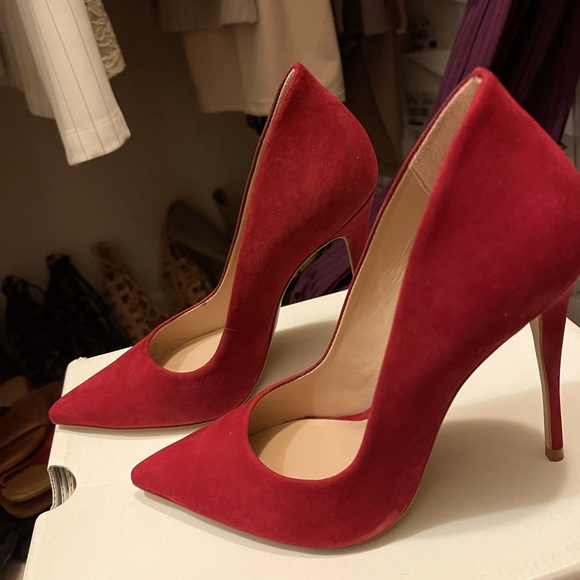 Deep red pointed toe Aldo pumps in suede - Picture 2 of 2